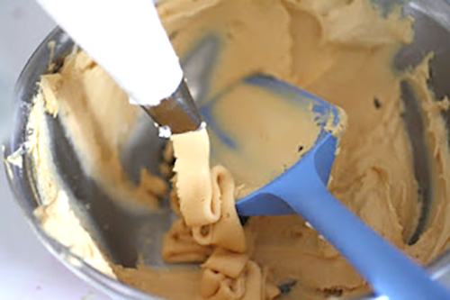 colored buttercream icing