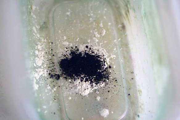 mixing-pearl-dust-with-black-luster-dust