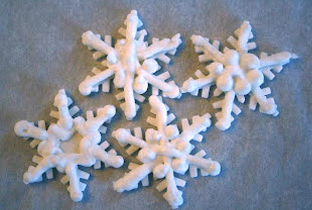 royal icing snowflakes for a wedding cake