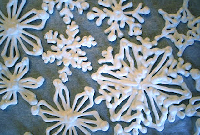 royal icing snowflakes for a wedding cake