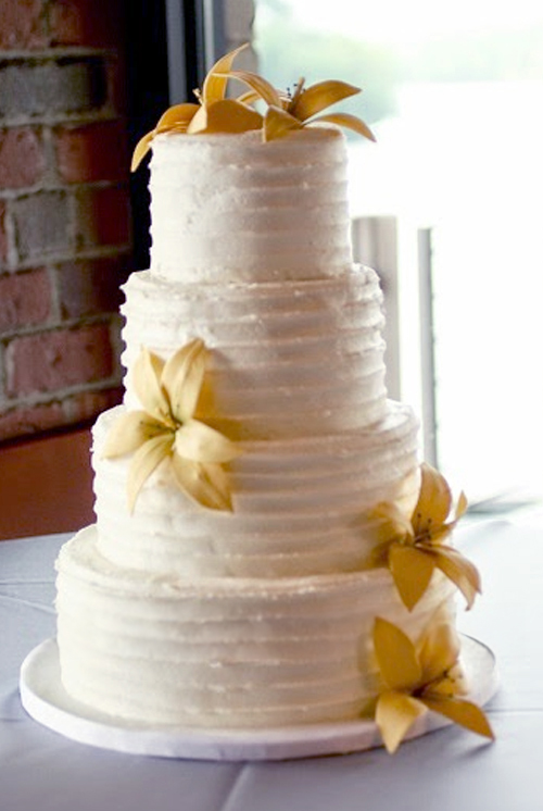 rustic wedding cake with yellow gumpaste daylilies