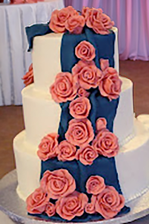 blue-drapes-with-pink-roses-wedding-cake