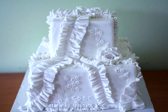 wedding cake based on the wedding dress