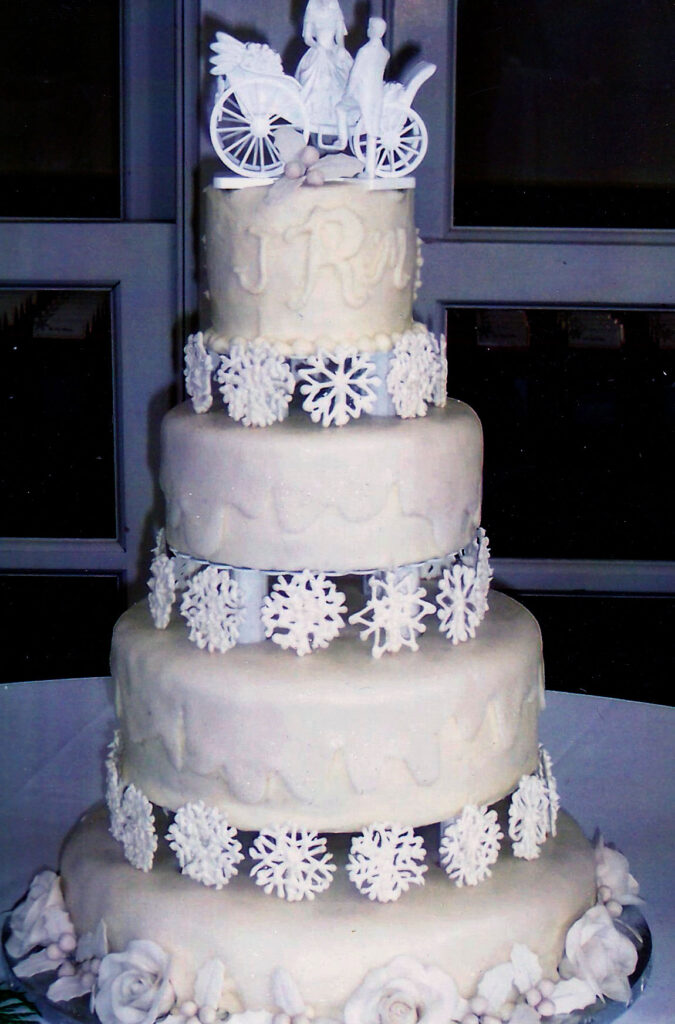 snowflakes wedding cake with pillars between tiers