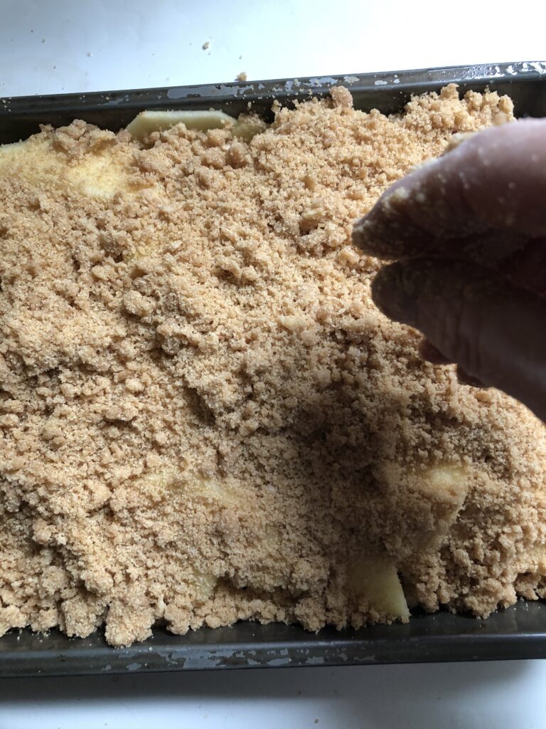 covering the apples with the dry ingredients
