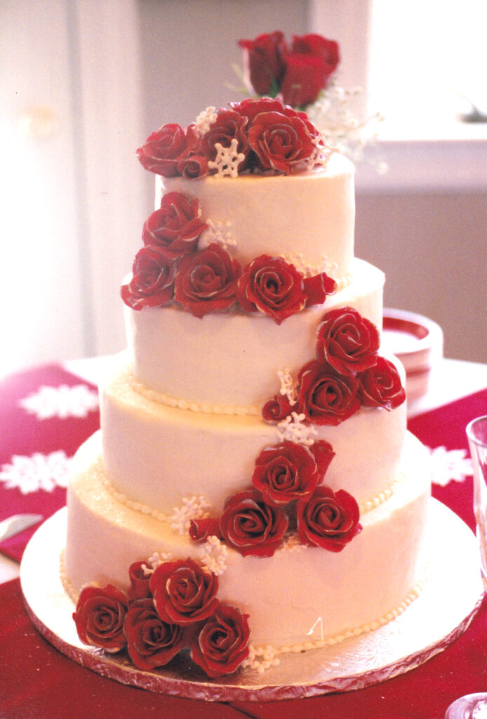 red roses and snowflake wedding cake