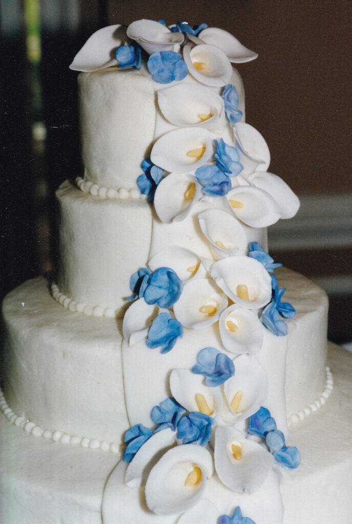 wedding cake with calla lilies and gumpaste hydrangeas