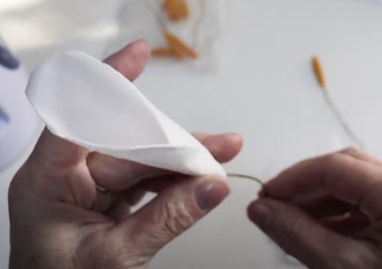 how to make a wafer paper calla lily steam the petal pinch the base of the flower around the stamen