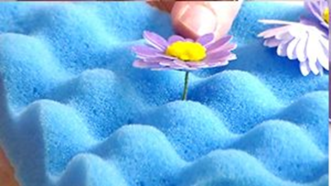 putting a wired wafer paper daisy on a drying mat