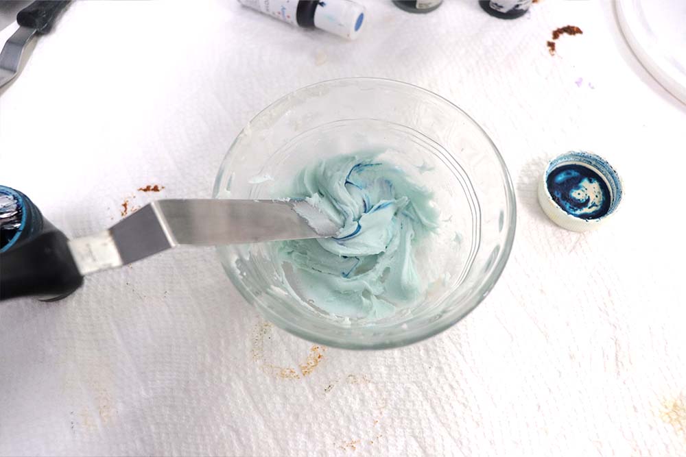 sky blue wilton food coloring in icing